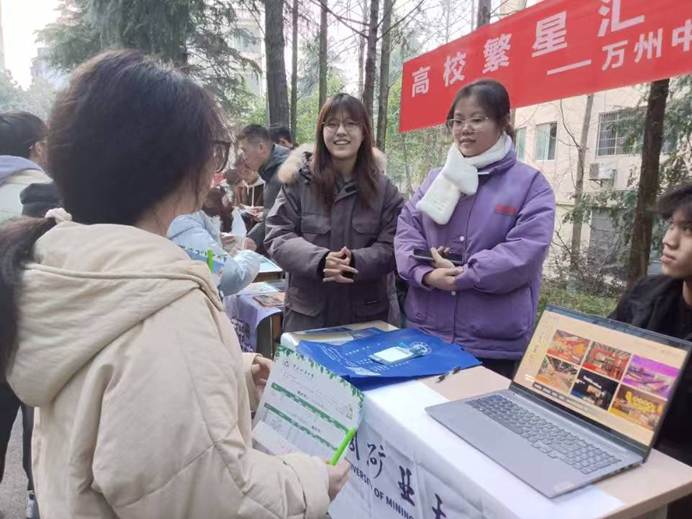 学妹认真听学长学姐的讲解