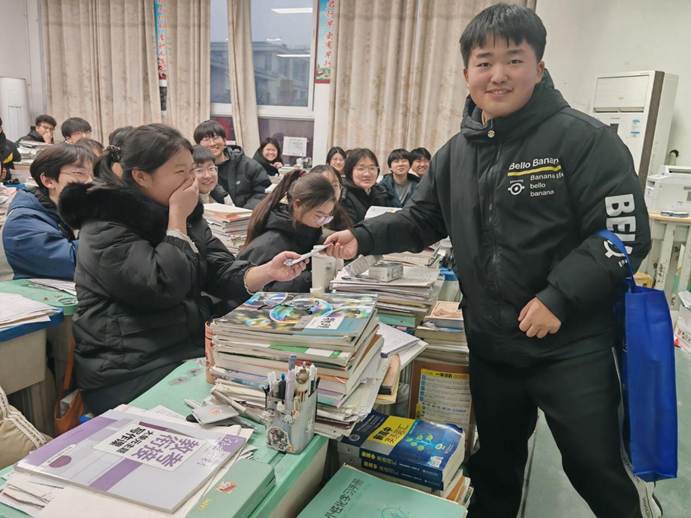 队员向同学发放矿大文艺作品