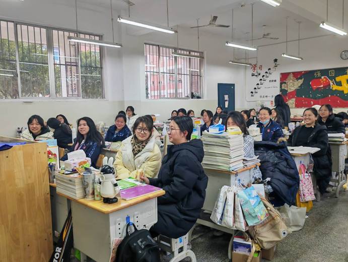 一群人在餐厅里AI 生成的内容可能不正确。