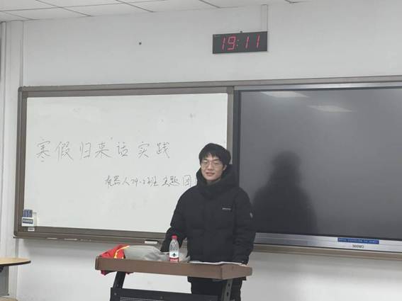 图片包含 室内, 人, 男人, 前AI 生成的内容可能不正确。