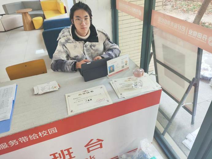 澳门六合彩资料网站
学生会成员收集同学们的成品贺卡